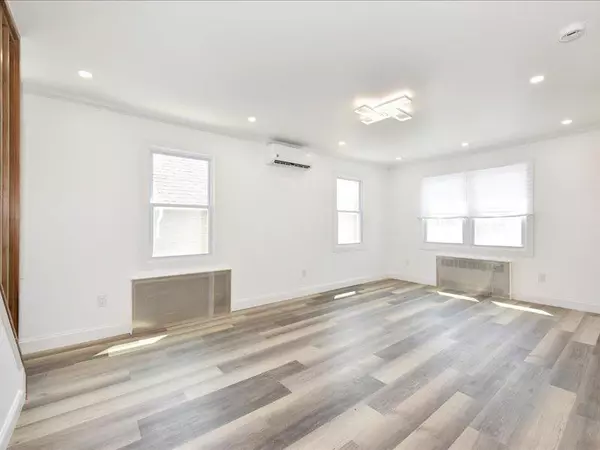 Mineola, NY 11501,180 Evelyn RD