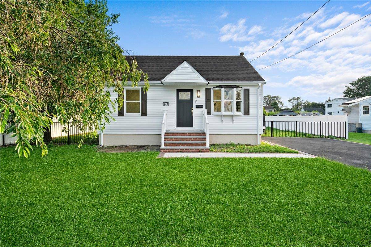 247 N Greene AVE, Lindenhurst, NY 11757