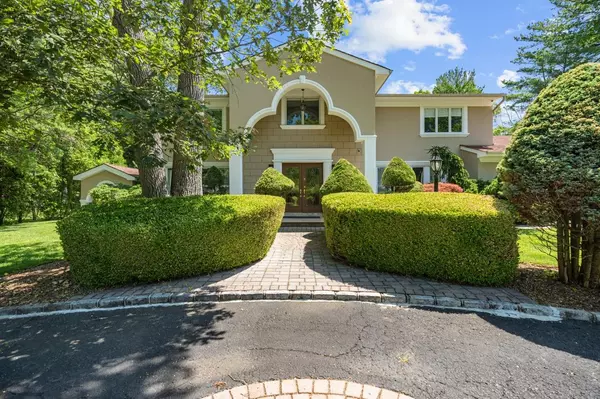 Dix Hills, NY 11746,10 Faulkner LN