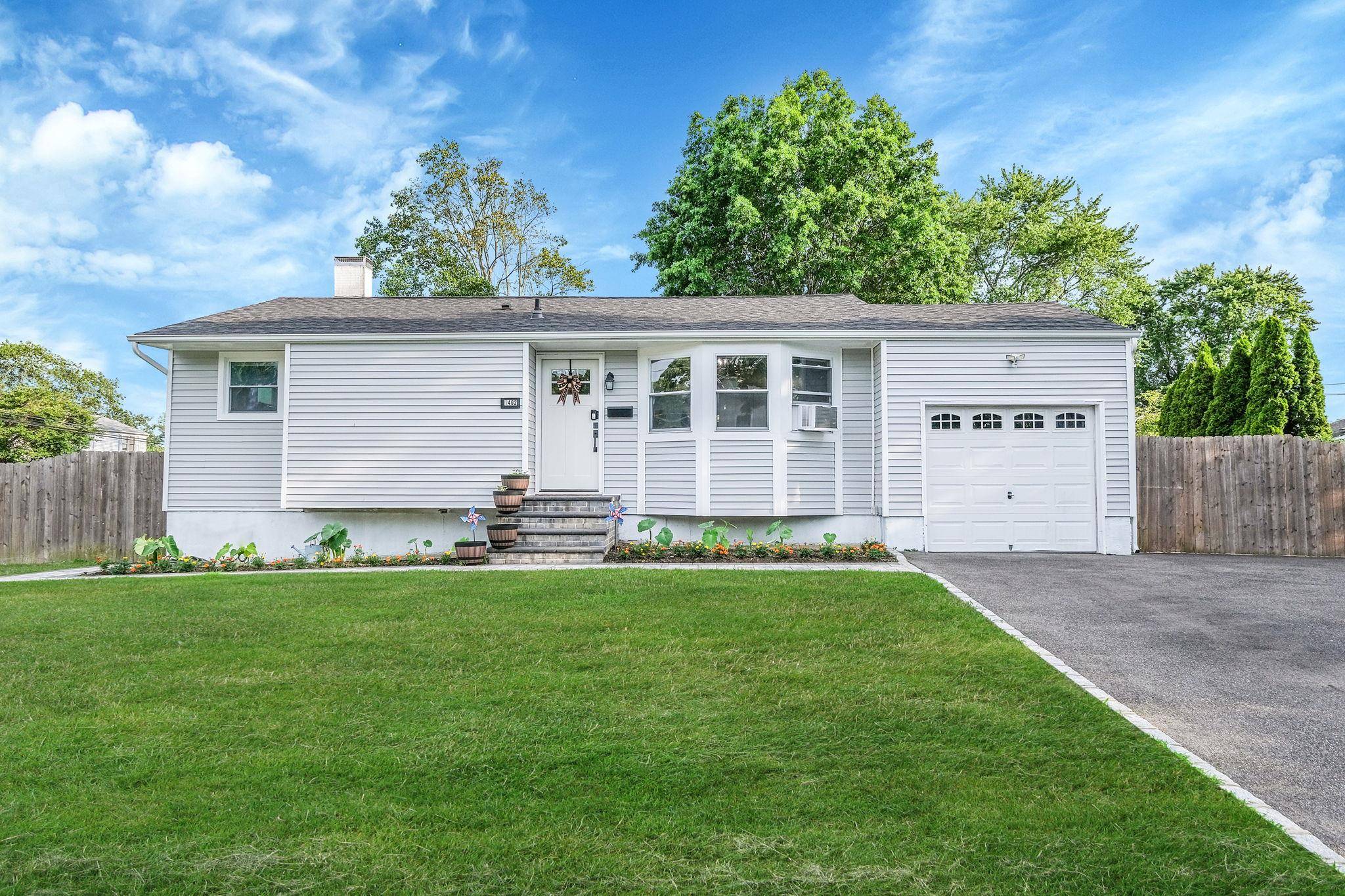 1402 Wave AVE, Medford, NY 11763
