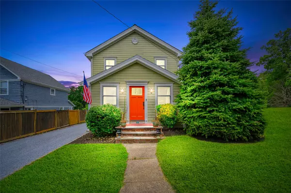 27 Neulist AVE, Port Washington, NY 11050