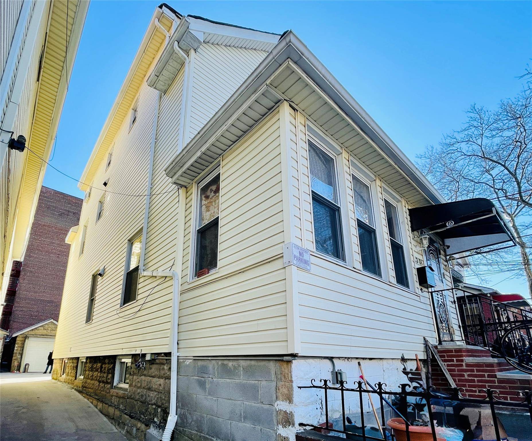 Elmhurst, NY 11373,83-08 Pettit AVE