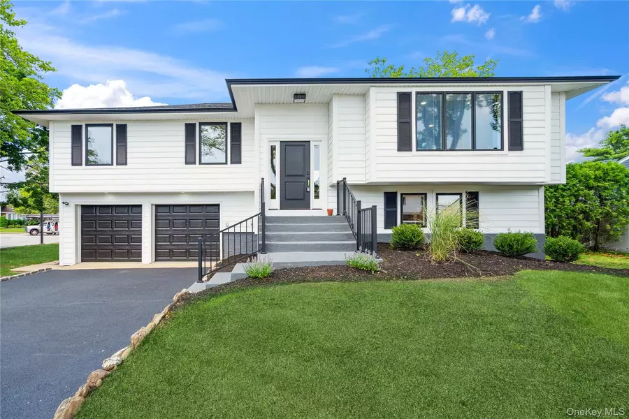 43 Acorn LN, Plainview, NY 11803