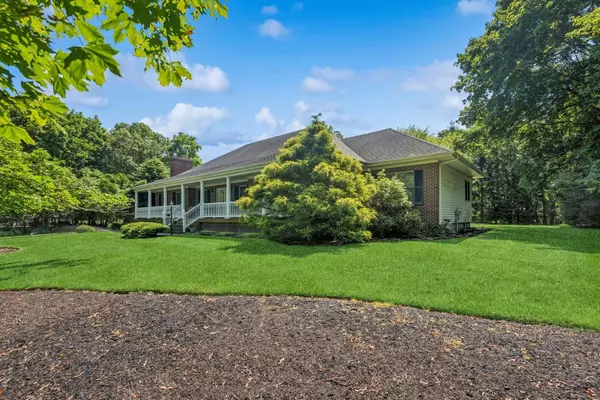 East Patchogue, NY 11772,4 Springview CT