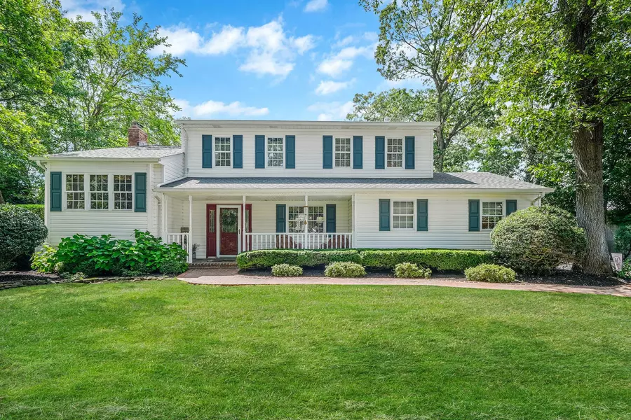 7 Simon CT, East Northport, NY 11731