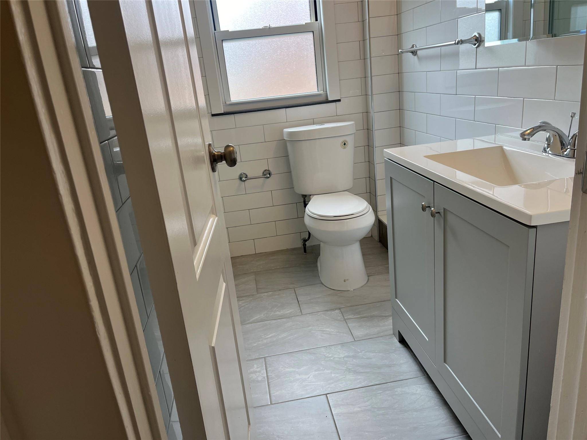 Glen Cove, NY 11542,20 Frost Pond RD #B