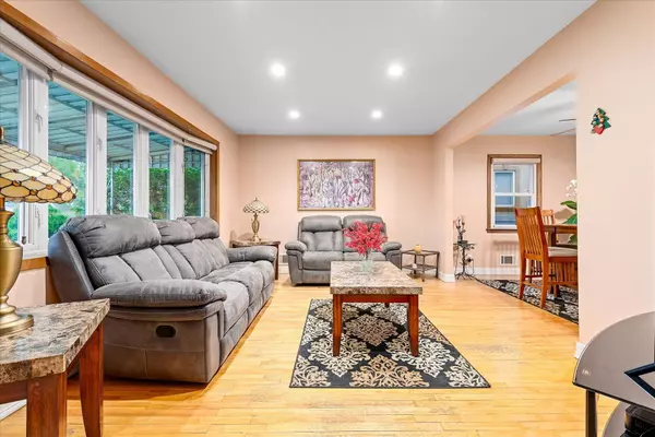 Howard Beach, NY 11414,91-23 156th AVE
