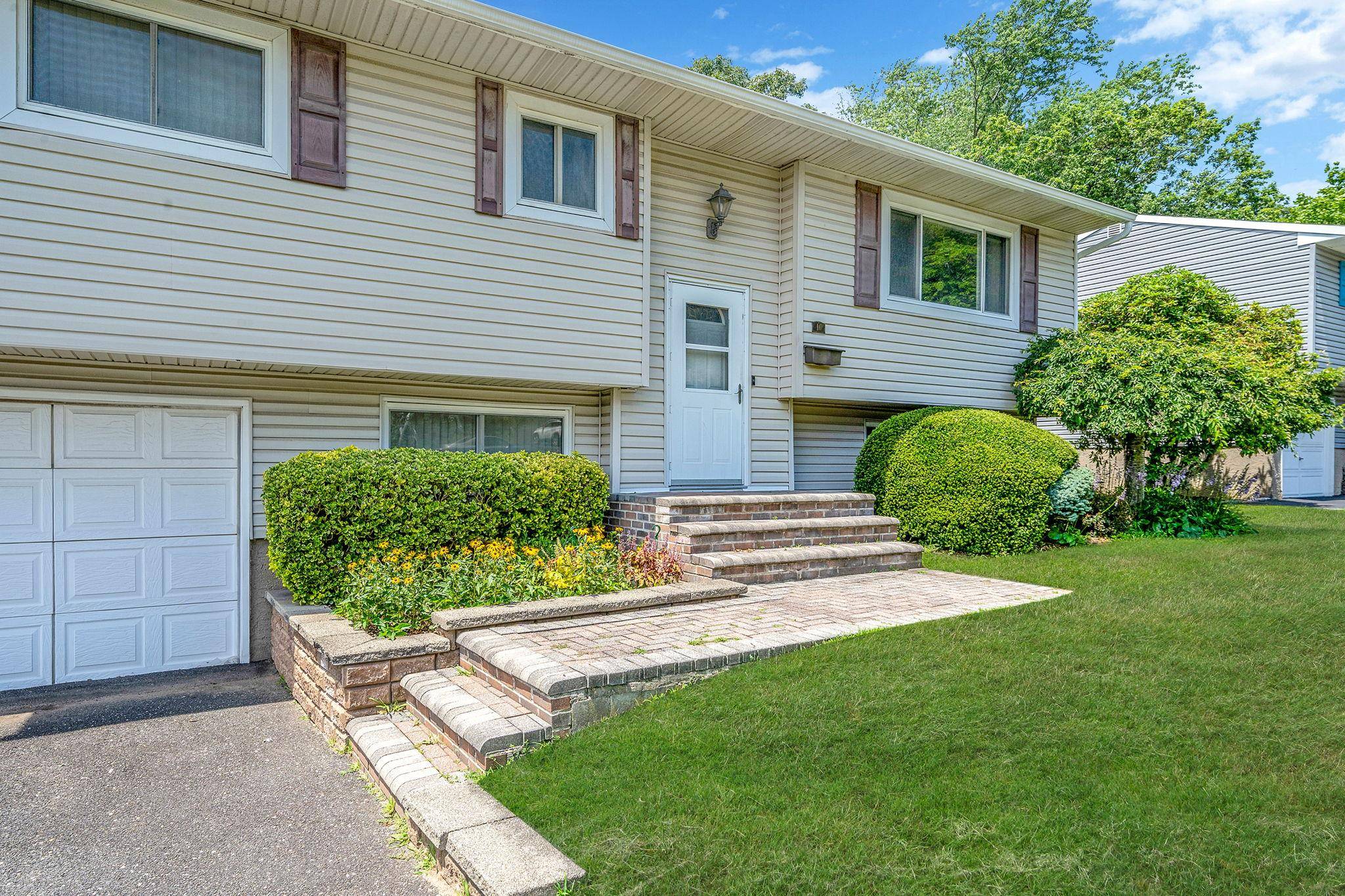 Commack, NY 11725,16 Wenmore RD