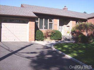 4 Nassau DR, New Hyde Park, NY 11040