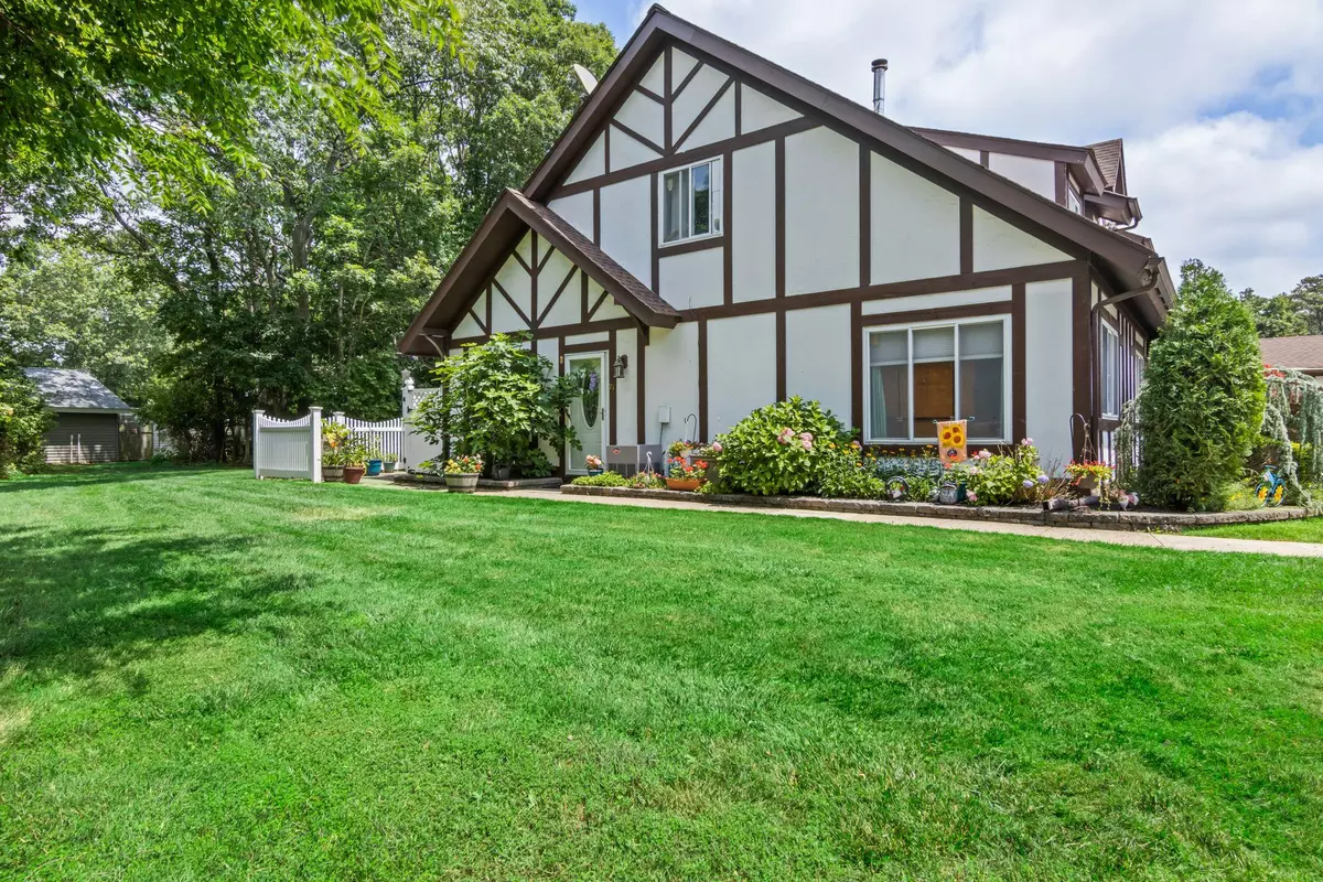 Middle Island, NY 11953,71 Crystal Rock CT