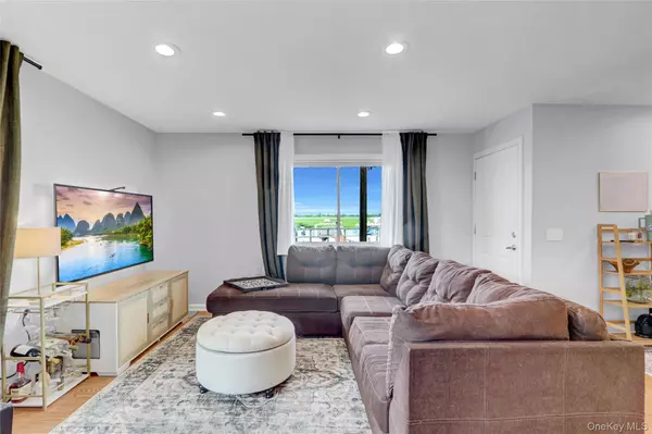 Freeport, NY 11520,1 Anchorage WAY #301