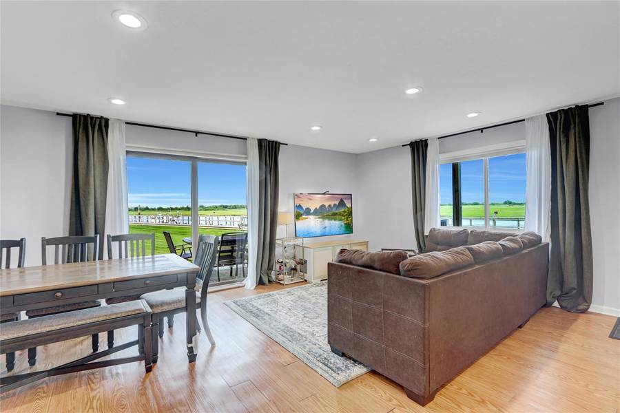 1 Anchorage WAY #301, Freeport, NY 11520