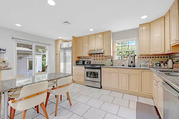 Roslyn Heights, NY 11577,97 Burnham AVE