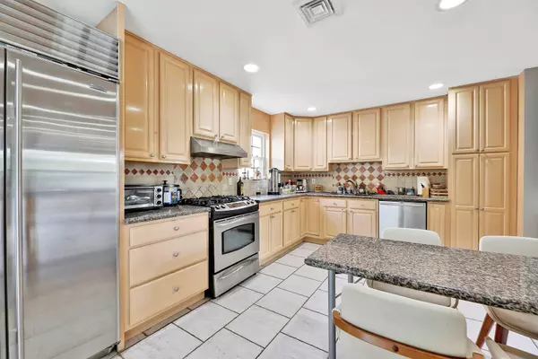 Roslyn Heights, NY 11577,97 Burnham AVE