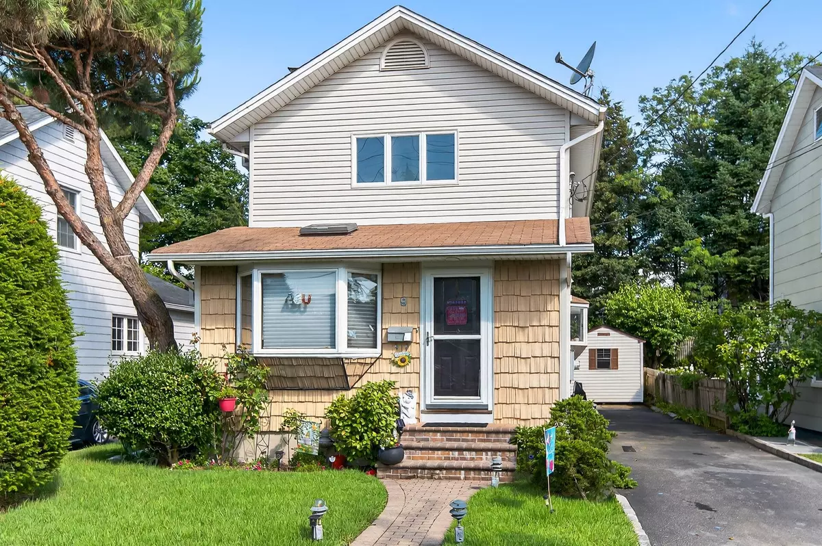 Port Washington, NY 11050,9 Smull PL