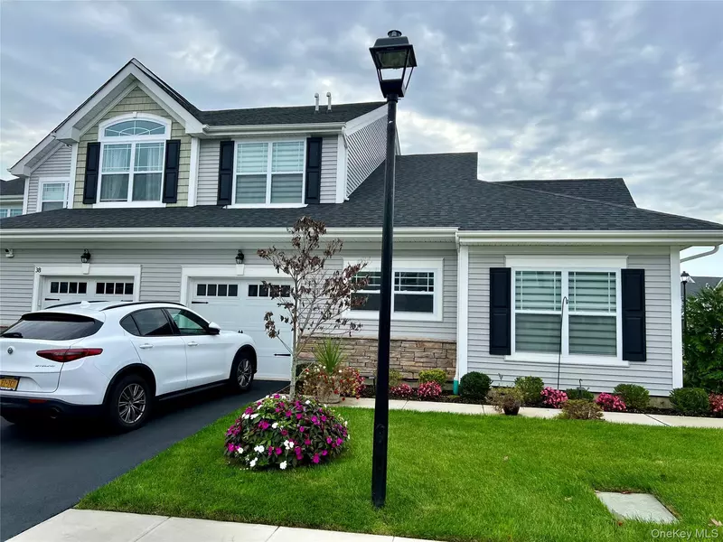 37 Willow CIR #37, Coram, NY 11727
