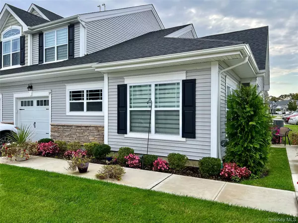Coram, NY 11727,37 Willow CIR #37