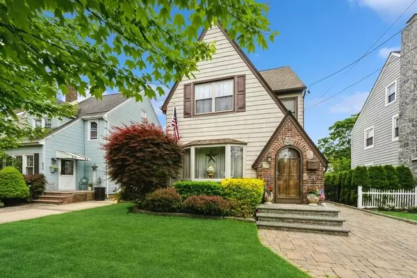 445 Wellington RD, Mineola, NY 11501