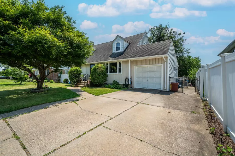 190 Fallwood Pkwy, Farmingdale, NY 11735