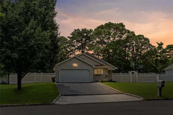 Coram, NY 11727,12 Nicole LN
