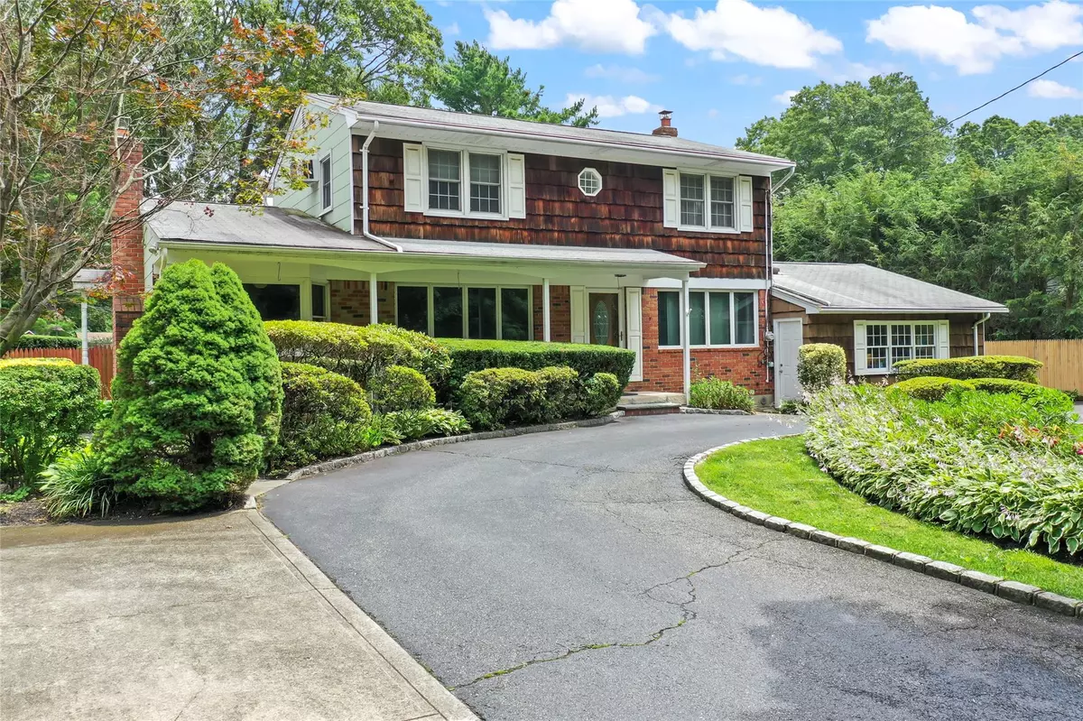 Smithtown, NY 11787,19 Laurel DR