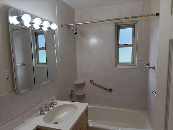 Little Neck, NY 11362,57-03 Marathon Pkwy #250 (Lower)