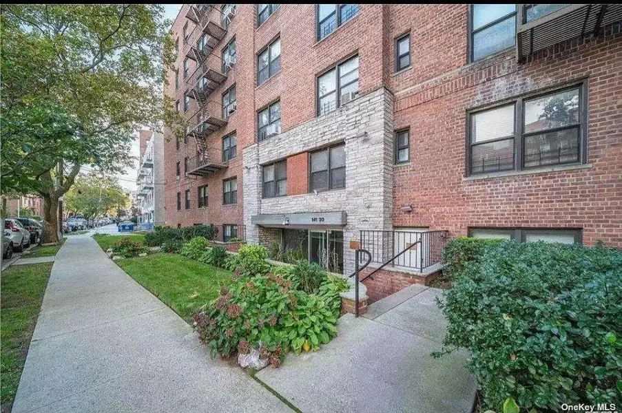 141-30 84th RD #4E, Briarwood, NY 11435