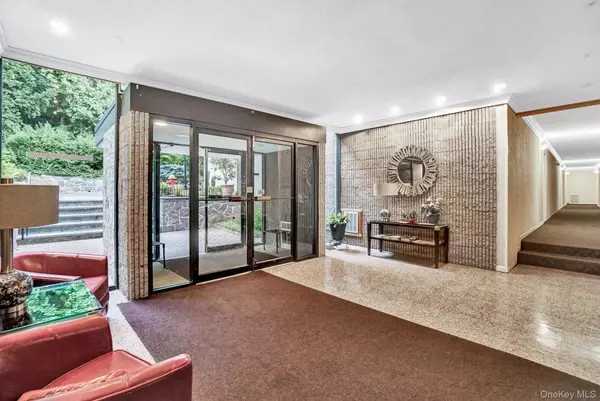 Yonkers, NY 10710,128 Colonial Pkwy #3E