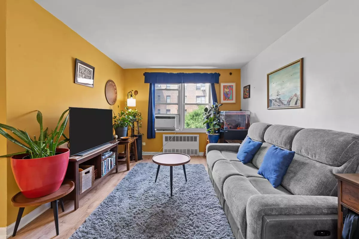 Jackson Heights, NY 11372,33-05 92nd ST #4B