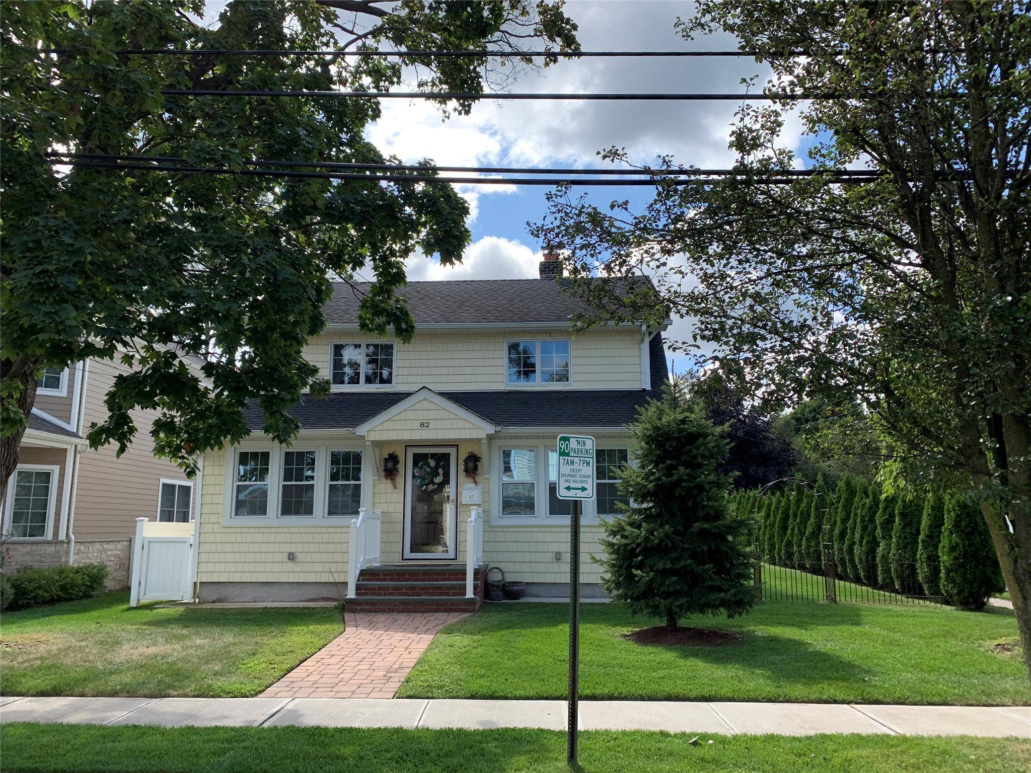 82 Hillside AVE, Manhasset, NY 11030-2234