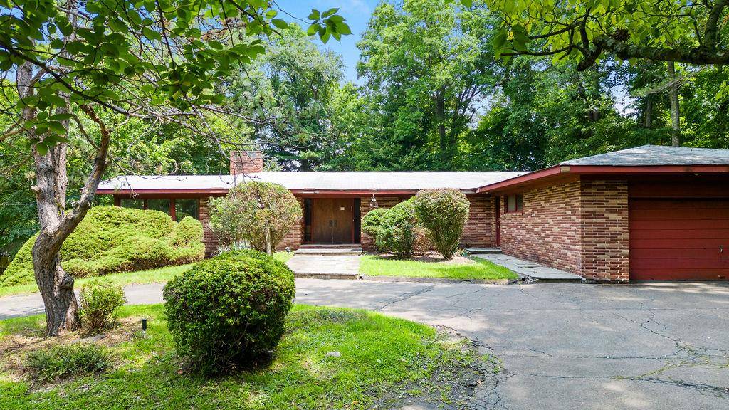 10 Hilltop PL, Monsey, NY 10952