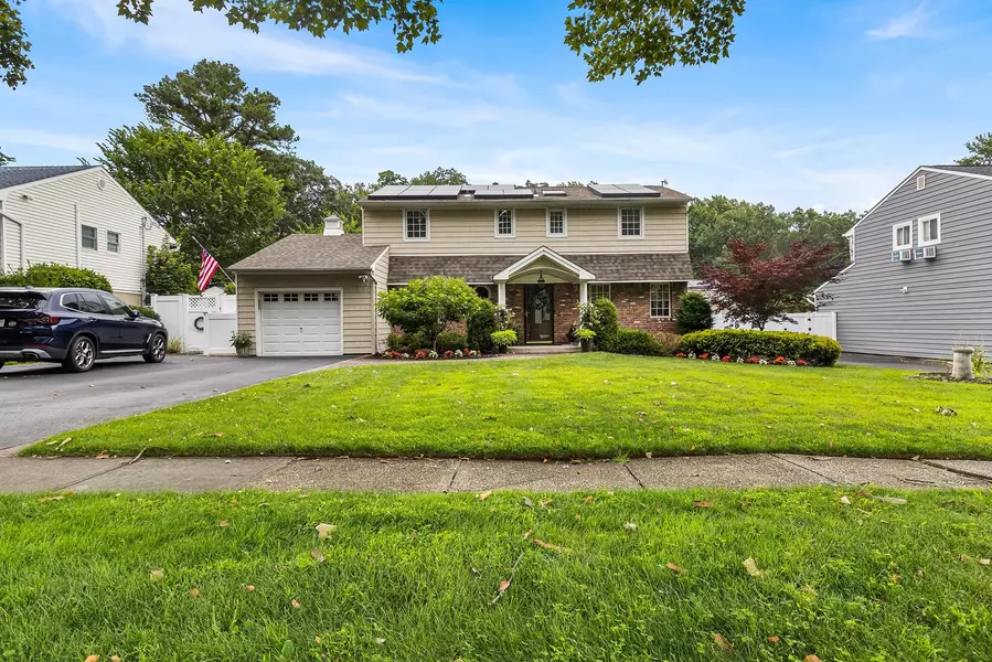 93 Boxwood DR, Kings Park, NY 11754