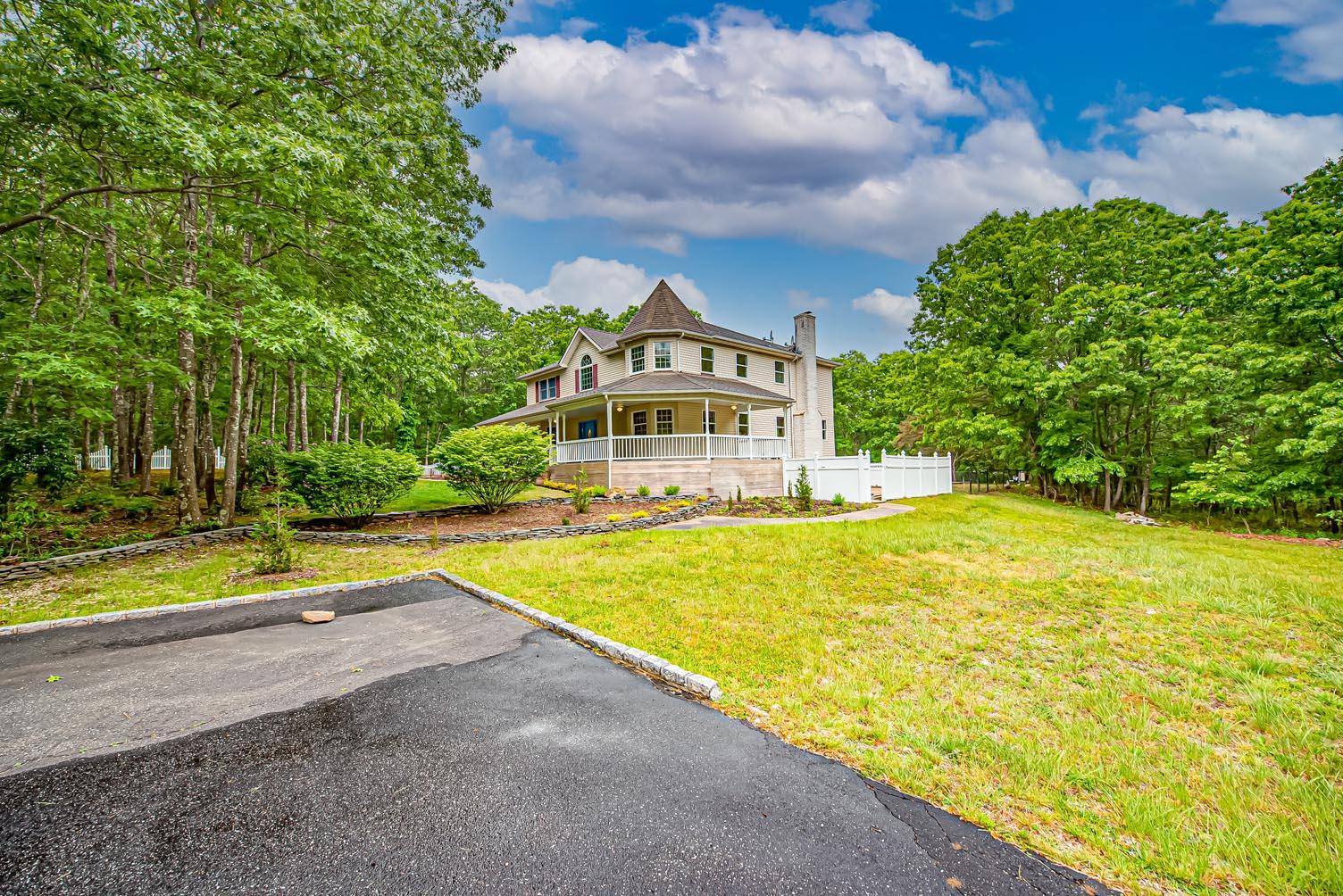 Manorville, NY 11949,15 Douglas LN