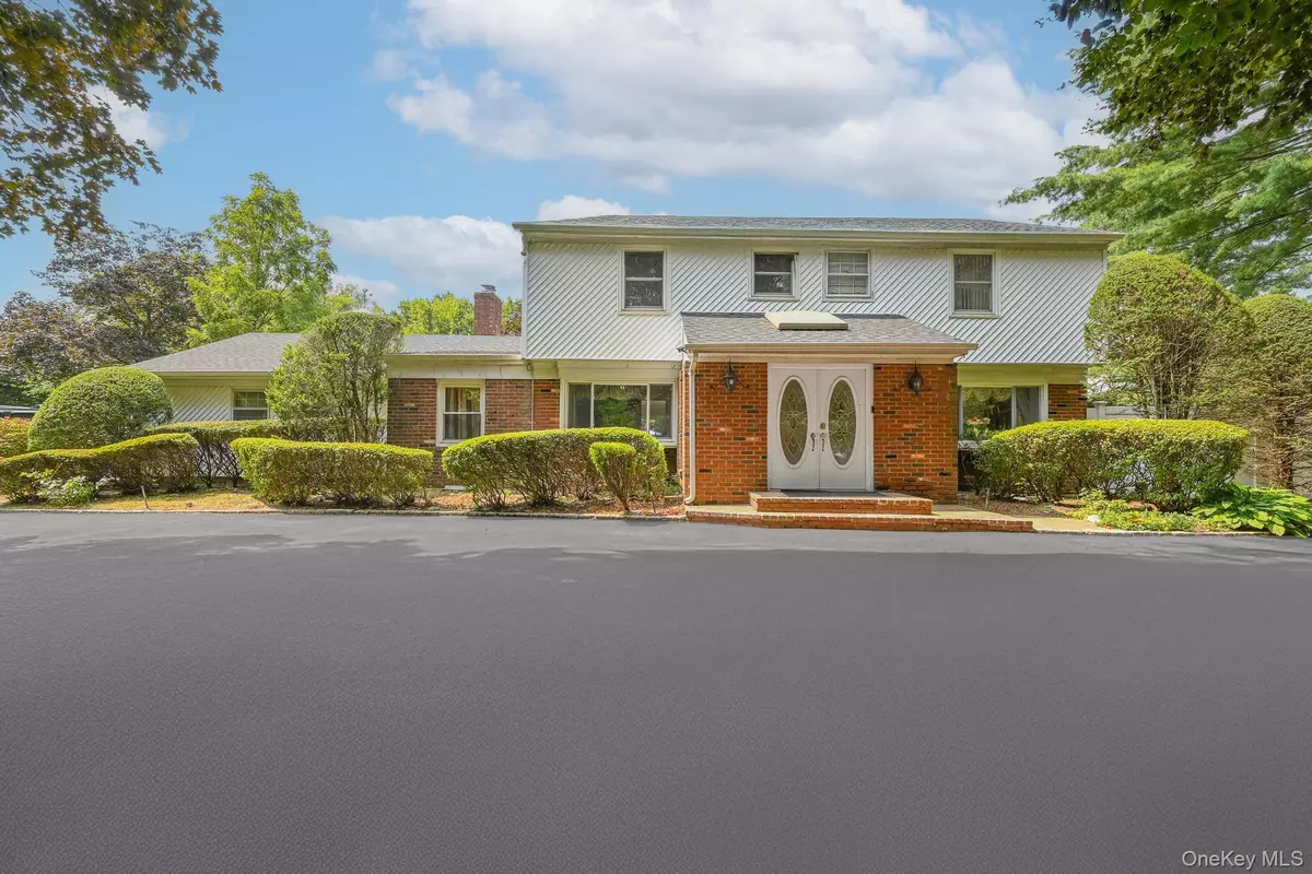 Dix Hills, NY 11746,23 Pettit DR