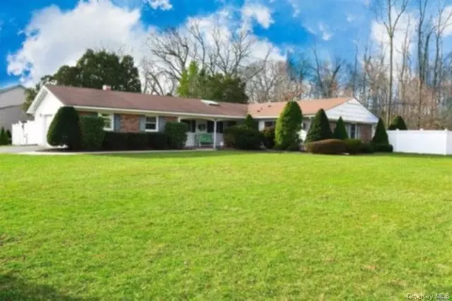 2 Holyoke LN, Stony Brook, NY 11790