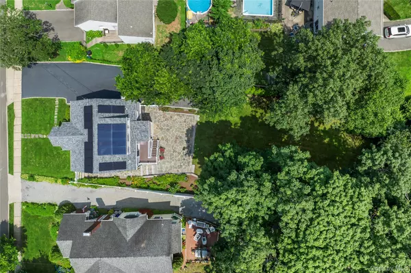 Huntington, NY 11743,224 Woodbury RD