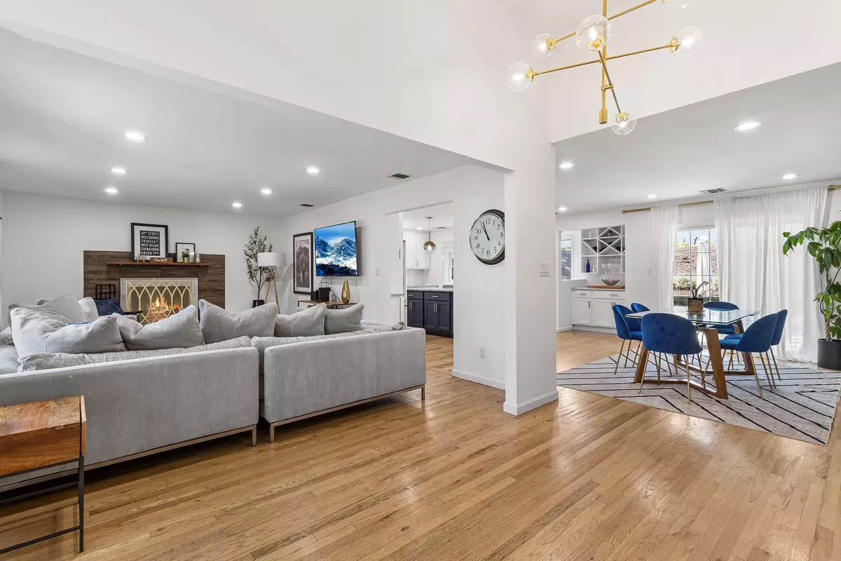 Lake Grove, NY 11755,42 Sarah DR
