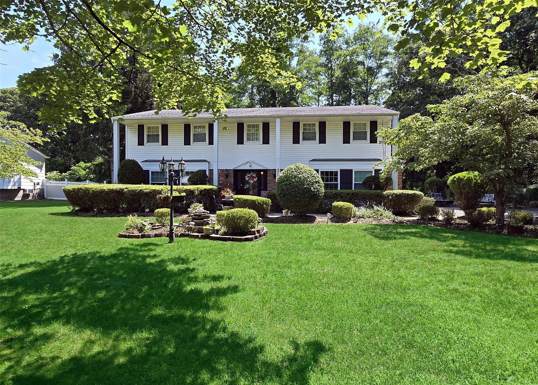 31 Ridge RD, Coram, NY 11727