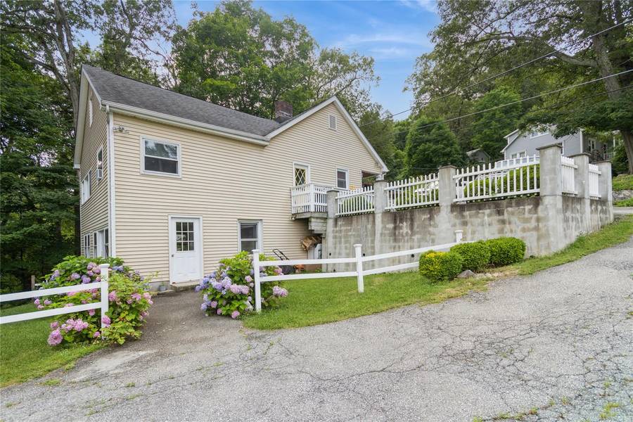 126 Tanglewylde RD, Lake Peekskill, NY 10537