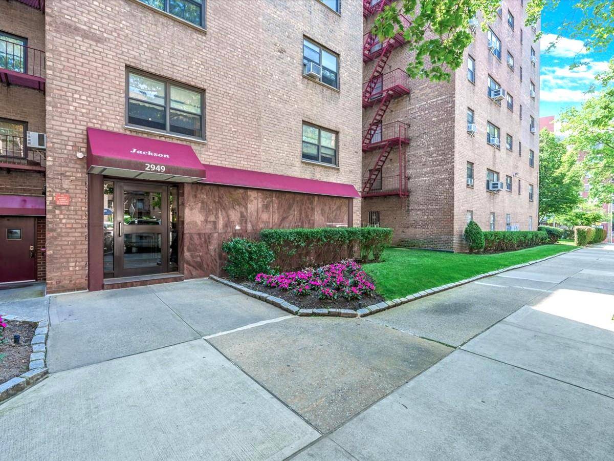 Flushing, NY 11354,29-49 137th ST #6G