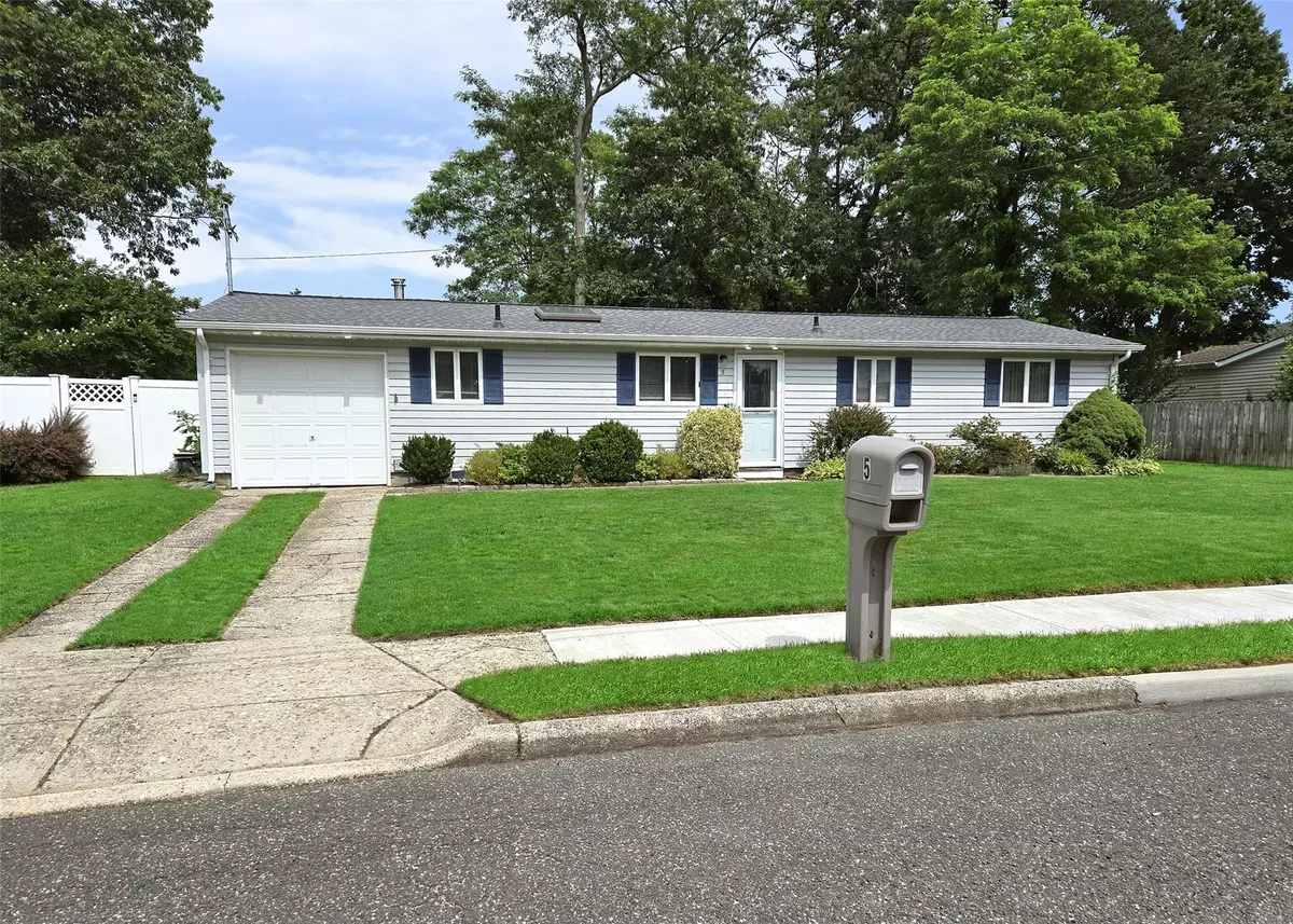 Ronkonkoma, NY 11779,5 Windham LN