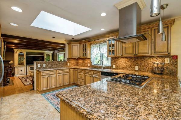 2 Godfrey LN, Huntington, NY 11743