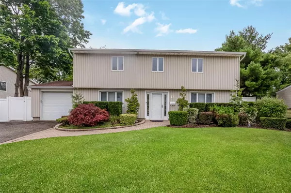 12 Dover LN,  Old Bethpage,  NY 11804