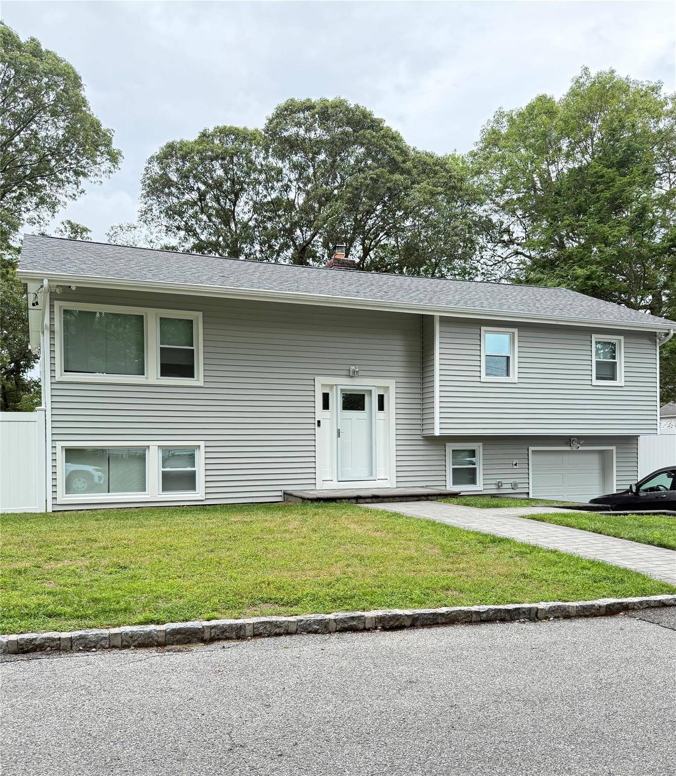 12 Dee PL, Huntington Station, NY 11746