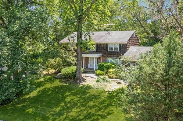 9 Wren DR, East Hills, NY 11576