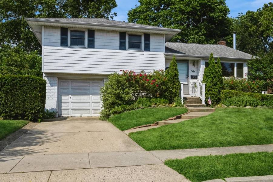 10 Nancy DR, Farmingdale, NY 11735