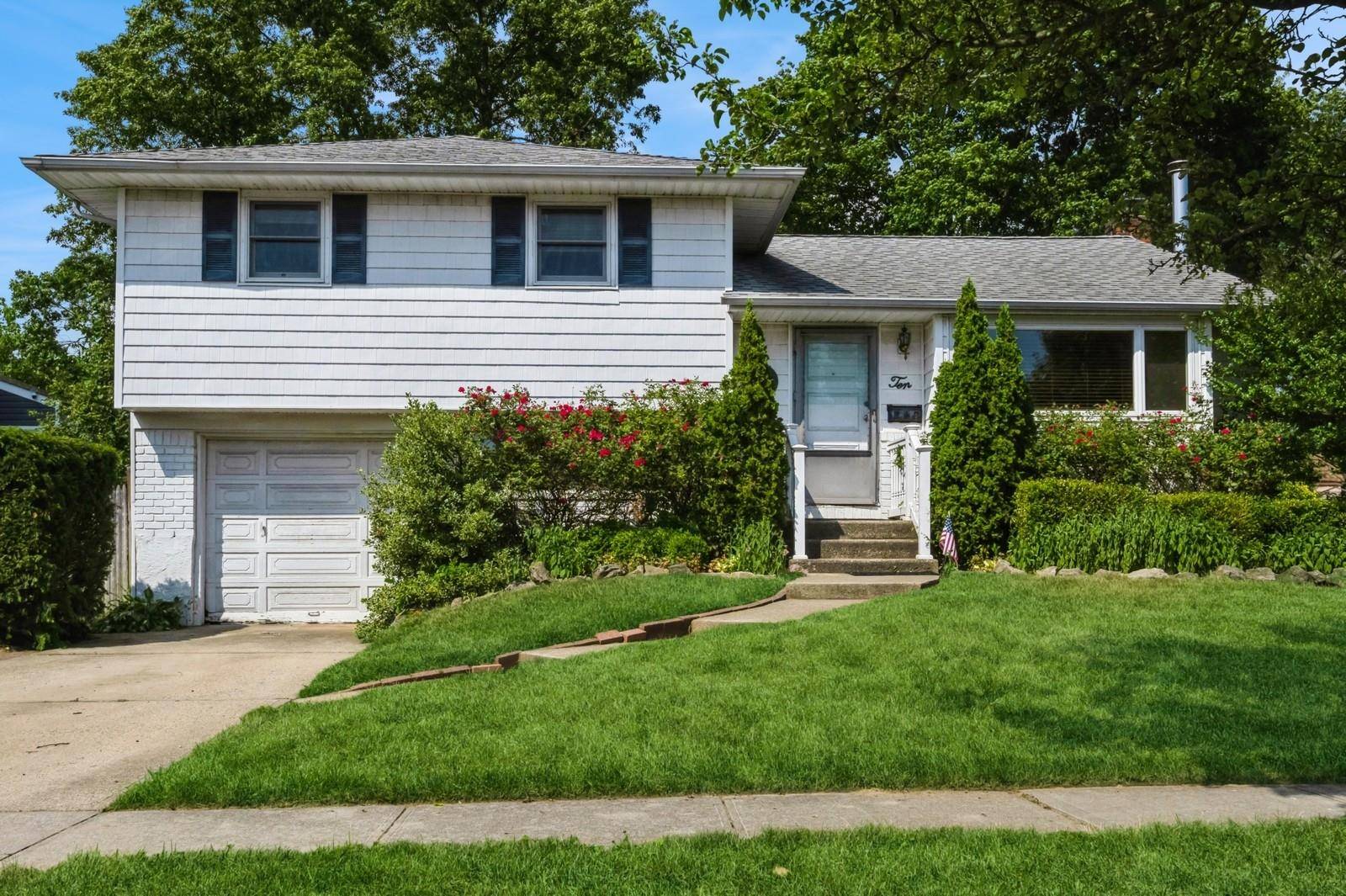Farmingdale, NY 11735,10 Nancy DR