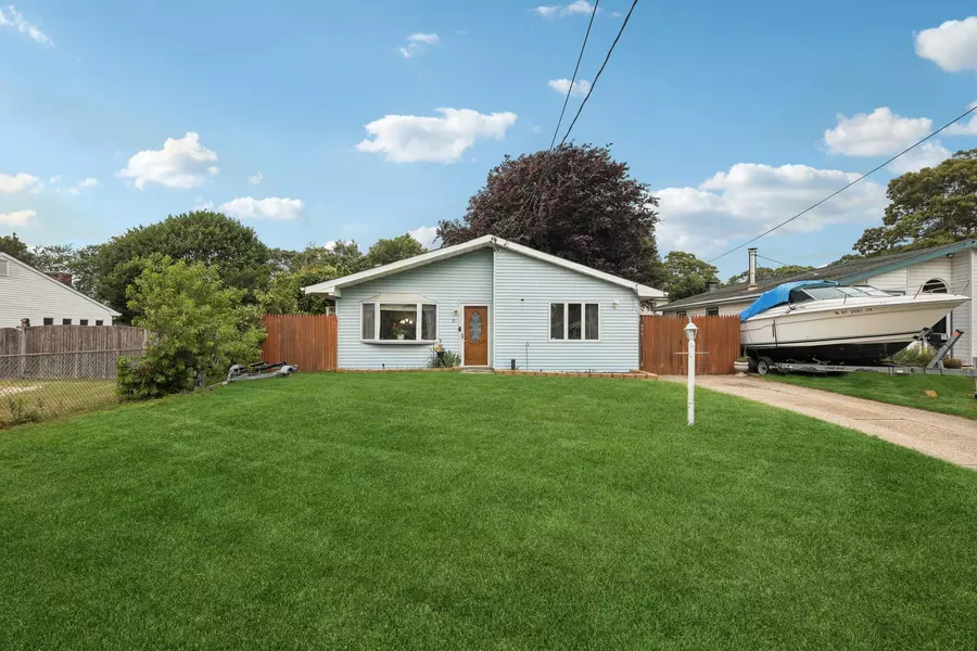 17 Lombardy DR, Shirley, NY 11967