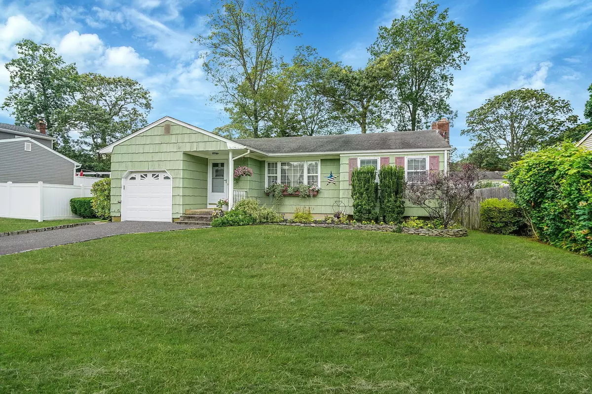 Middle Island, NY 11953,12 Pine Cone ST