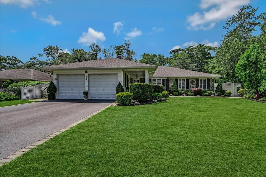 396 Astor DR, Sayville, NY 11782